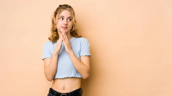 Jonge Blanke Vrouw Geïsoleerd Beige Achtergrond Make Plan Het Achterhoofd — Stockfoto