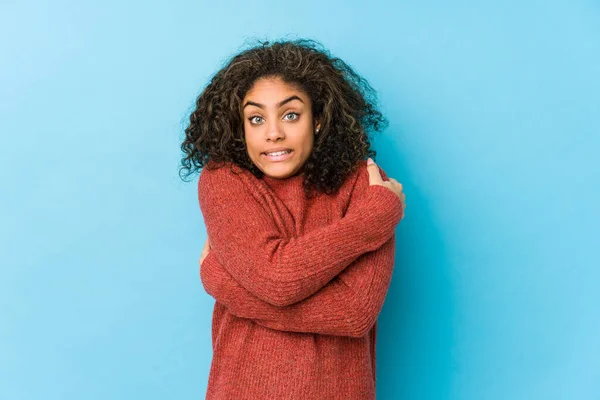 若いアフリカ系アメリカ人の巻き毛の女性は低温または病気のために冷たくなる — ストック写真