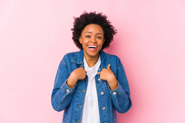 Jovem Afro Americana Contra Fundo Rosa Isolado Surpreso Apontando Com — Fotografia de Stock