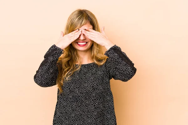 Junge Blonde Kaukasierin Bedeckt Augen Mit Händen Lächelt Breit Und — Stockfoto