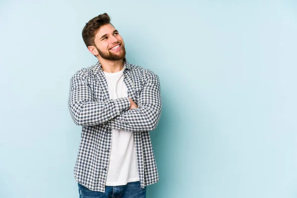 Giovane Uomo Caucasico Isolato Sfondo Blu Sorridente Fiducioso Con Braccia — Foto Stock