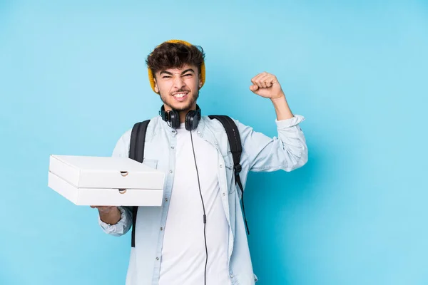 Mladý Arabský Student Muž Drží Pizzy Izolované Zvedání Pěst Vítězství — Stock fotografie