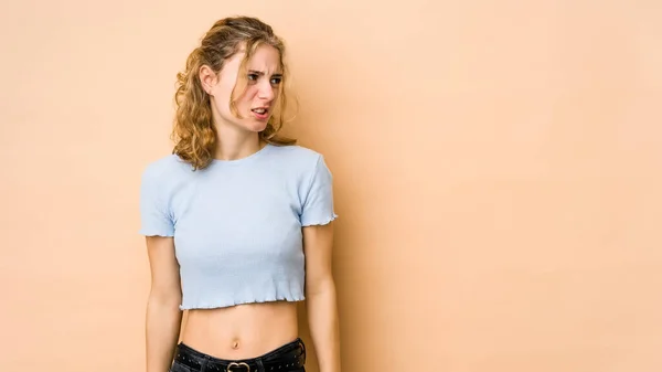 Mulher Branca Jovem Isolado Fundo Bege Gritando Muito Irritado Conceito — Fotografia de Stock