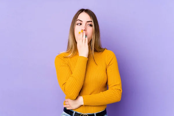 Mulher Branca Jovem Isolado Fundo Roxo Bocejo Mostrando Gesto Cansado — Fotografia de Stock