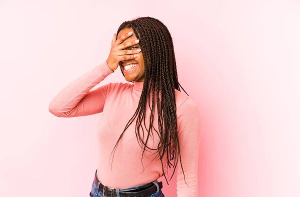Jong Afrikaans Amerikaans Vrouw Geïsoleerd Een Roze Achtergrond Knipperen Camera — Stockfoto