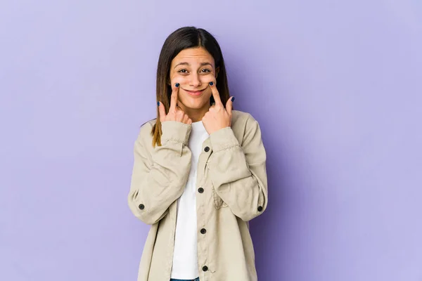 Giovane Donna Isolata Sfondo Viola Dubitare Tra Due Opzioni — Foto Stock