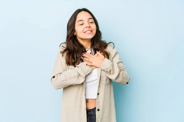 Mujer Hispana Joven Raza Mixta Aislada Tiene Expresión Amistosa Presionando — Foto de Stock