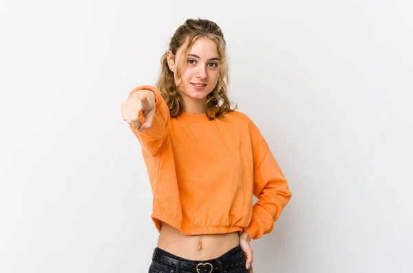 Joven Mujer Caucásica Blanco Backrgound Sonrisas Alegres Señalando Frente —  Fotos de Stock