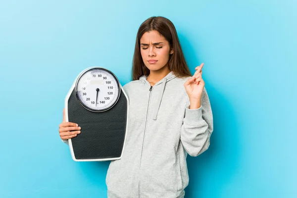 Young Fitness Woman Holding Scale Crossing Fingers Having Luck — Stock Photo, Image