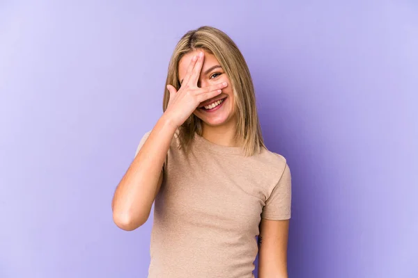 Ung Blond Kaukasisk Kvinna Isolerad Blinka Kameran Genom Fingrar Generad — Stockfoto