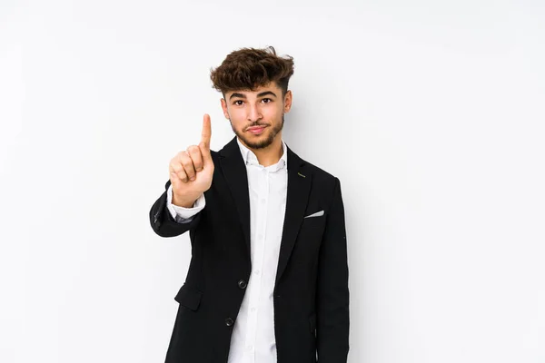 Jovem Homem Negócios Árabe Isolado Mostrando Número Com Dedo — Fotografia de Stock