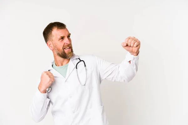 Medico Anziano Isolato Sfondo Bianco Alzando Pugno Dopo Una Vittoria — Foto Stock