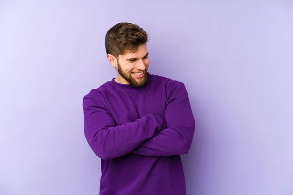 Молодий Білий Чоловік Ізольований Фіолетовому Фоні Посміхаючись Впевнено Схрещеними Руками — стокове фото
