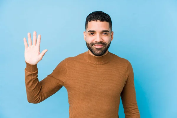 Mavi Arka Planda Genç Bir Latin Adam Beş Numarayı Parmaklarıyla — Stok fotoğraf