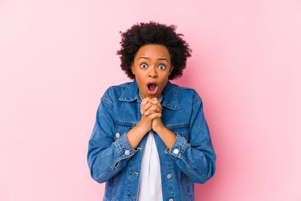 Jonge Afro Amerikaanse Vrouw Tegen Een Roze Achtergrond Geïsoleerd Bidden — Stockfoto