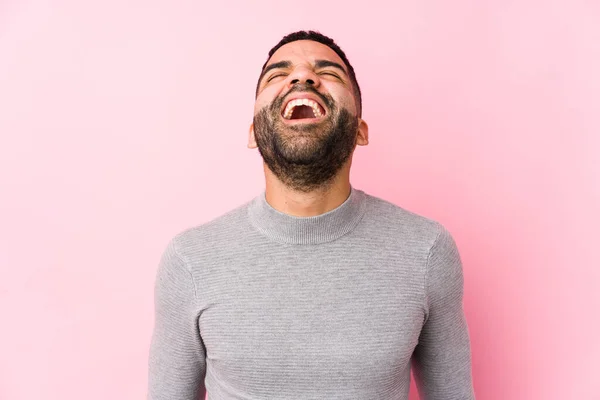 Hombre Latino Joven Sobre Fondo Rosa Aislado Relajado Feliz Riendo — Foto de Stock