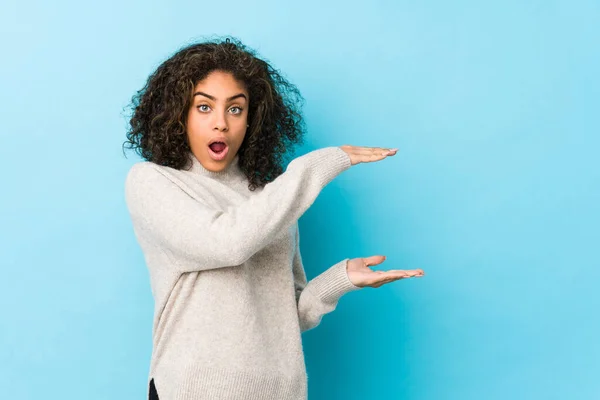 Ung Afrikansk Amerikansk Lockigt Hår Kvinna Chockad Och Förvånad Hålla — Stockfoto