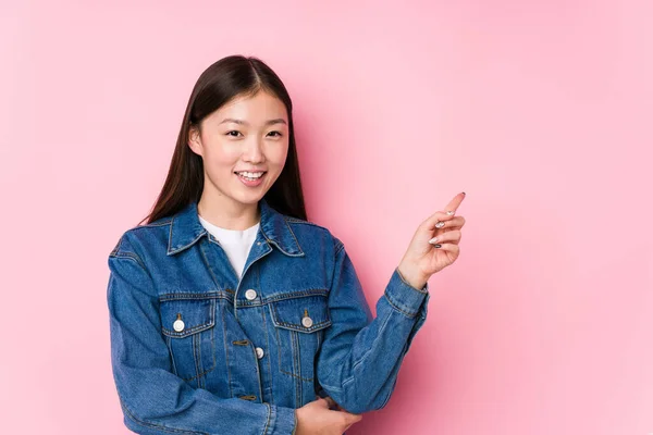 Jeune Femme Chinoise Posant Dans Fond Rose Isolé Souriant Joyeusement — Photo