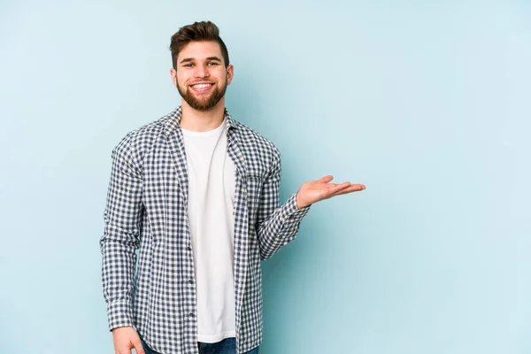 Giovane Uomo Caucasico Isolato Sfondo Blu Mostrando Uno Spazio Copia — Foto Stock