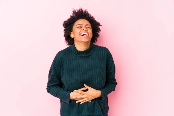 Medelålders Afrikansk Amerikansk Kvinna Mot Rosa Bakgrund Isolerade Skrattar Glatt — Stockfoto