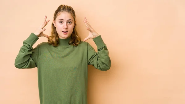 Jonge Blanke Vrouw Geïsoleerd Beige Achtergrond Vieren Van Een Overwinning — Stockfoto