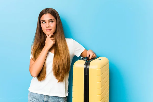 Joven Mujer Caucásica Sosteniendo Una Maleta Viaje Mirando Lado Con —  Fotos de Stock