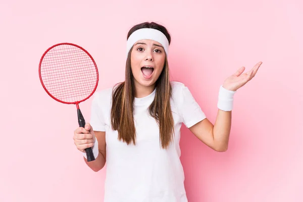 Badminton Oynayan Beyaz Bir Kadın Yalnız Başına Hoş Bir Sürprizle — Stok fotoğraf