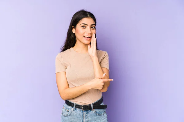 Giovane Donna Indiana Isolata Sfondo Viola Dicendo Pettegolezzo Indicando Lato — Foto Stock