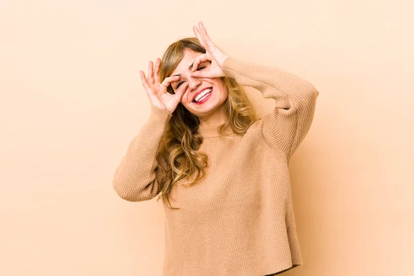 Giovane Donna Caucasica Bionda Mostrando Segno Sopra Gli Occhi — Foto Stock