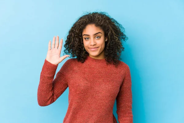 Jovem Afro Americana Cabelo Encaracolado Mulher Sorrindo Alegre Mostrando Número — Fotografia de Stock