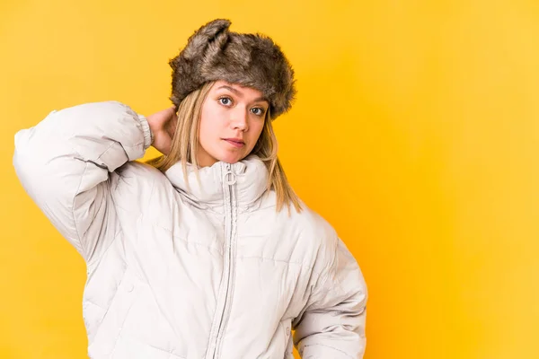 Kışlık Giysiler Giyen Beyaz Bir Kadın Kafasının Arkasına Dokunuyor Düşünüyor — Stok fotoğraf