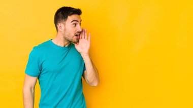 Sarı fırında izole edilmiş genç beyaz bir adam gizli bir sıcak fren haberi veriyor ve yana bakıyor.