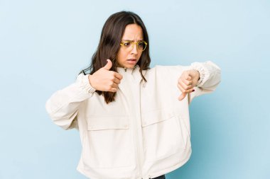 Genç, melez, Latin kökenli bir kadın. Onaylıyor ve onaylıyor. Zor bir seçim.