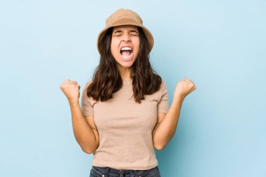 Genç, melez, İspanyol bir kadın. Tezahürat yapıyor ve heyecanlanıyor. Zafer konsepti.