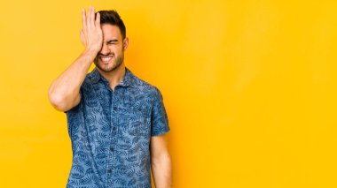 Kafkasyalı genç adam sarı fırında izole edilmiş bir şekilde bir şey unutuyor. Alnına avuç içi ve gözlerini kapayarak vuruyor..