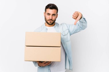 Kafkasyalı genç bir adam yeni bir eve taşınıyor, izole edilmiş, hoşlanmadığı bir jest yapıyor, kabul etmiyor. Anlaşmazlık konsepti.