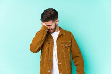 Genç yakışıklı bir adam bir şey unutuyor. Alnına avuç içi ve kapalı gözlerle vuruyor..