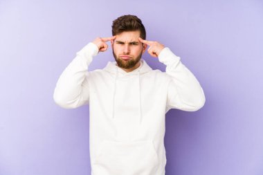 Morarmış arka planda izole edilmiş genç beyaz adam bir göreve odaklanmış, parmaklarını işaret ediyor..