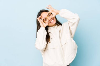 Genç, melez, İspanyol bir kadın izole edilmiş, gözlerinde işaret var.