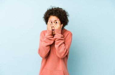 Afrikalı Amerikalı küçük çocuk parmaklarıyla gözünü kırp korkmuş ve gergin.