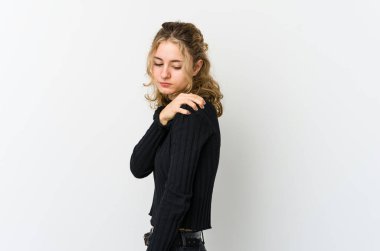 Beyaz sırtlı beyaz bir kadın omuz ağrısı çekiyor..