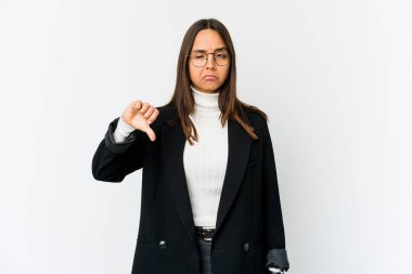 Beyaz arka planda izole edilmiş genç, melez bir iş kadını, hoş olmayan bir jest gösteriyor, kabul etmiyor. Anlaşmazlık konsepti.