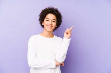 Afro-Amerikalı küçük çocuk kendini izole edip gülümseyerek işaret parmağıyla işaret etti..