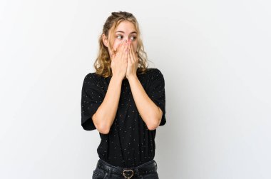 Beyaz arka plandaki genç beyaz kadın. Elle ağzını kapatan bir fotokopi odasına bakıyor..