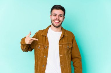 Genç ve yakışıklı bir adam gömleğin fotokopi odasını gösteriyor, gururlu ve kendinden emin.