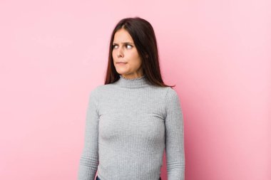 Kafası karışmış, kuşkulu ve güvensiz genç bir kadın..