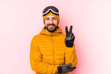 Genç kayakçı iki numarayı parmaklarıyla gösterdi..