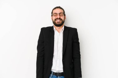 Beyaz arka planda izole edilmiş beyaz iş adamı gülüyor ve gözlerini kapatıyor, rahatlamış ve mutlu hissediyor..