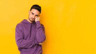 Kafkasyalı genç adam sarı fırında izole edilmiş üzgün ve dalgın hisseden, kopyalama alanına bakan.