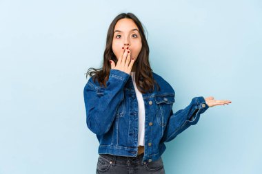 Genç melez İspanyol kadın, avuç içinde kopya yeri tutmaktan etkilendi..